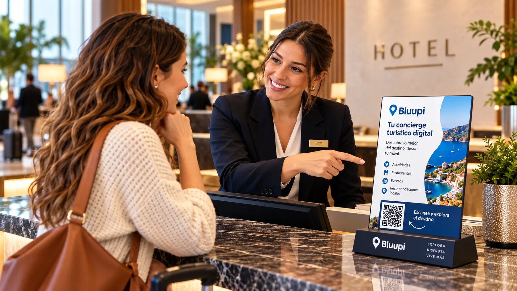 Recepcionista mostrando a una huésped el asistente Bluupi para descubrir actividades, restaurantes y visitas cercanas